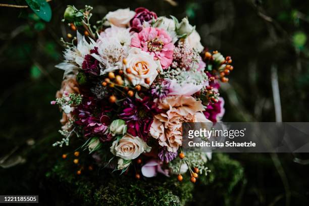 bridal bouquet with pink, red and orange flowers - florist stock-fotos und bilder