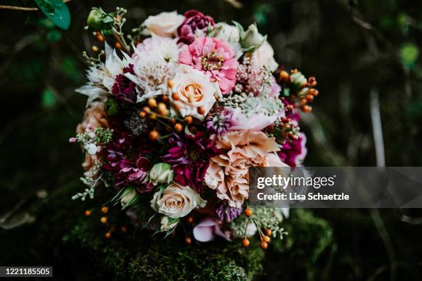 bridal bouquet with pink, red and orange flowers - sposa foto e immagini stock