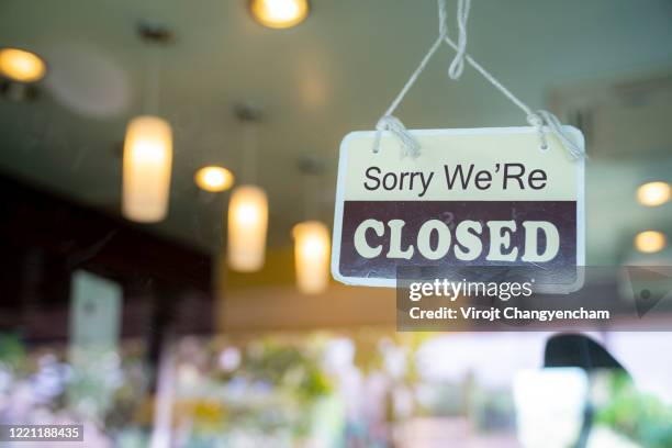 closed sign hanging on glass door in small business window - privat skylt bildbanksfoton och bilder