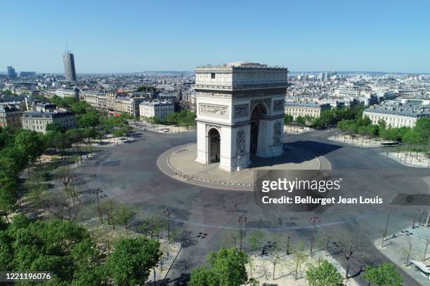 arc de triomphe and place charles de gaulle, in paris, france - empty city coronavirus fotografías e imágenes de stock