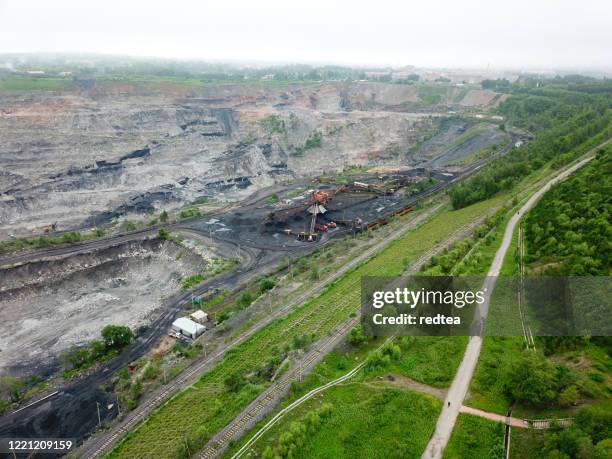 noreste de china, una mina de carbón que se va a agotar. vista aérea de la cantera minera a 18 años - china coal mine fotografías e imágenes de stock