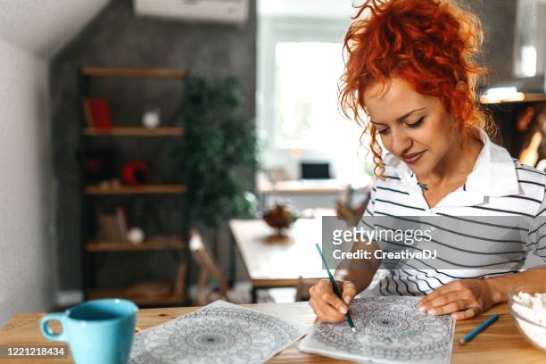 het schilderen van de vrouw in het kleuren boek voor volwassenen - knooppatroon stockfoto's en -beelden