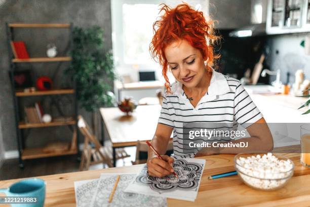 het schilderen van de vrouw in het kleuren boek voor volwassenen - knooppatroon stockfoto's en -beelden