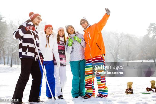 雪の中で幸せな友人 - スキーパンツ ストックフォトと画像