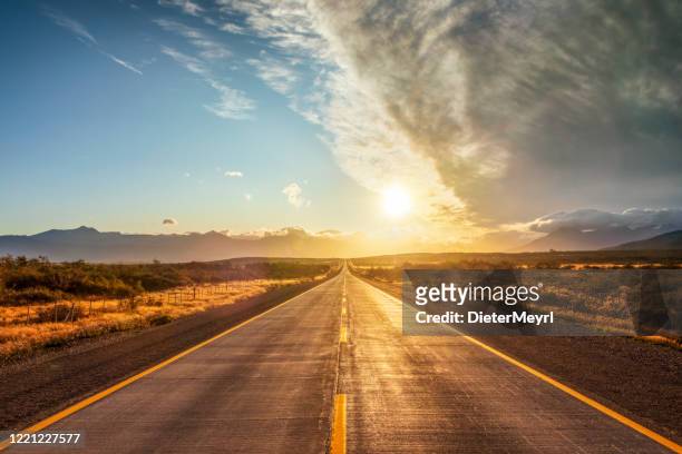 fin del mundo street in cile - patagonia - autostrada foto e immagini stock