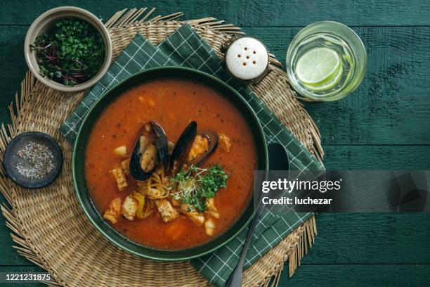 cacciucco – tuscan seafood stew on dark green background. - sopa imagens e fotografias de stock