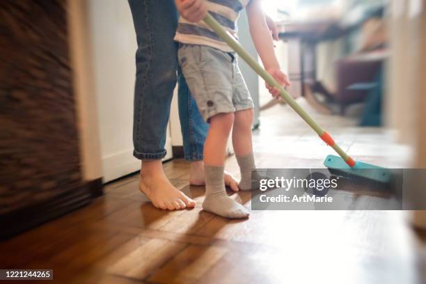 familie die vloer thuis borstelt - vegen stockfoto's en -beelden