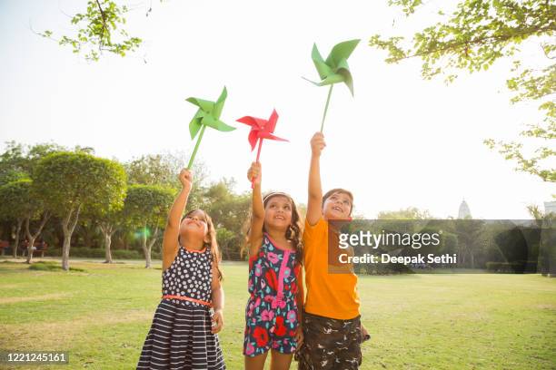 crianças em foto de estoque de playground - moinho de papel - fotografias e filmes do acervo