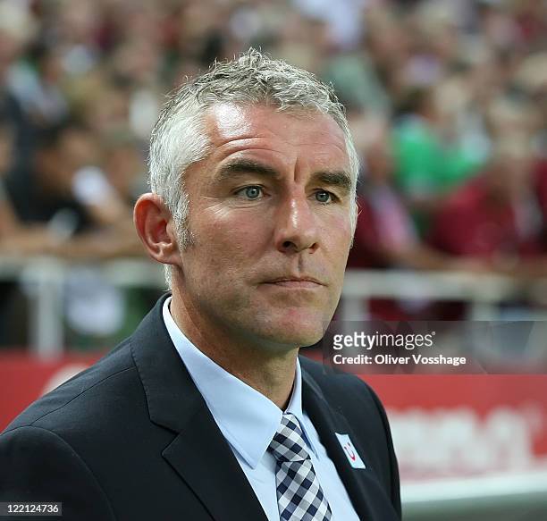 Head coach Mirko Slomka of Hannover 96 looks on before the UEFA Europa League Play-Off second leg match between FC Sevilla and Hannover 96 at Estadio...