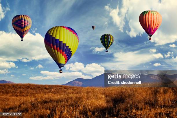 varmluftsballonger flyger över skinner lake i temecula kalifornien - riverside county bildbanksfoton och bilder