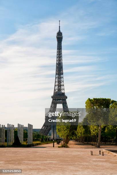 eiffel tower and champ de mars empty during pandemic covid 19 in europe. - intercontinental paris grand stock pictures, royalty-free photos & images