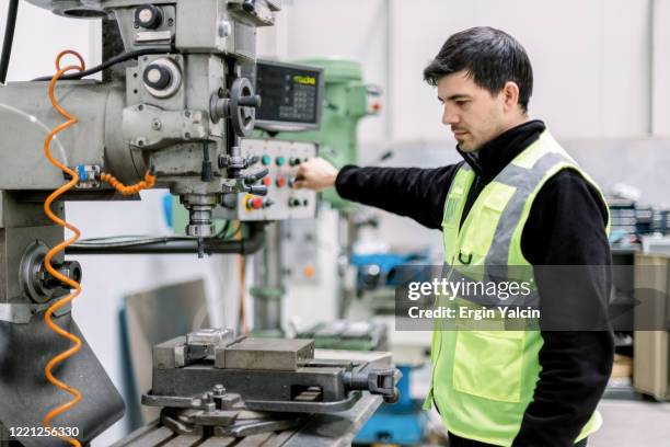 travailleur de turner travaillant dans l’usine - ferronnerie photos et images de collection