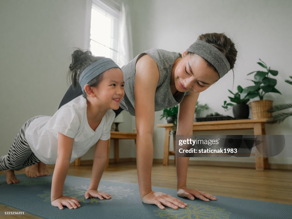 Madre e hija haciendo yoga