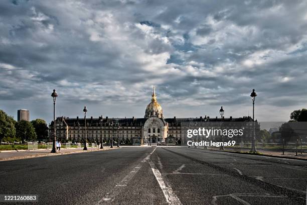paris : les invalides and the avenue are empty during pandemic covid 19 in europe. - intercontinental paris grand stock pictures, royalty-free photos & images