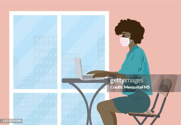 illustrazioni stock, clip art, cartoni animati e icone di tendenza di imprenditrice con maschera di protezione del viso - navigare in internet