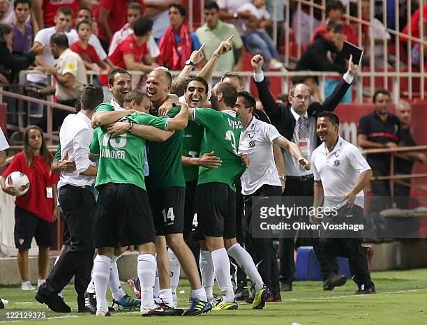 Team Hannover 96 celebrate victory after the UEFA Europa League Play-Off second leg match between FC Sevilla and Hannover 96, at Estadio Ramon...
