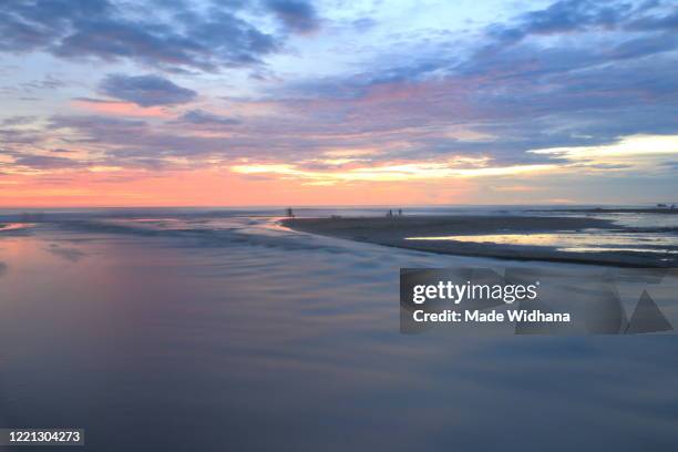 cloud sky and sunset at the beach - made widhana 個照片及圖片檔