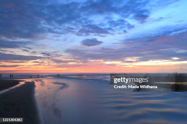 cloud sky and sunset at the beach - made widhana 個照片及圖片檔