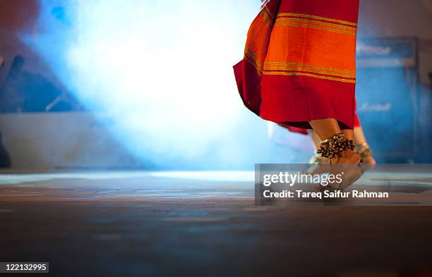 dancing feets - cultura del bangladesh foto e immagini stock