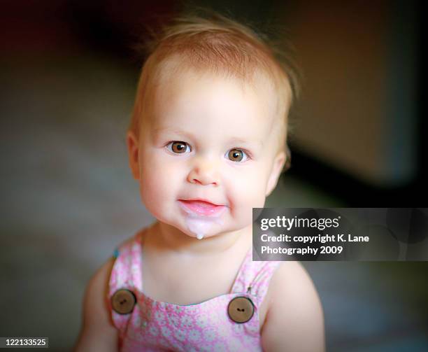 baby girl in pink - goutte lait photos et images de collection