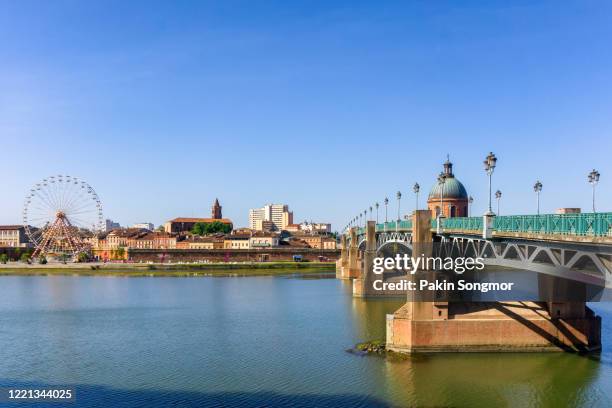 views of the saint-pierre bridge over garonne river and dome de la grave in toulouse - toulouse stock-fotos und bilder