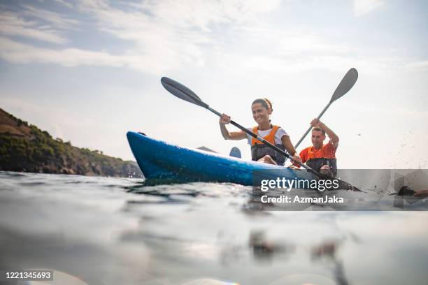 retrato de acción de los kayakistas españoles disfrutando del entrenamiento matutino - kayak fotografías e imágenes de stock