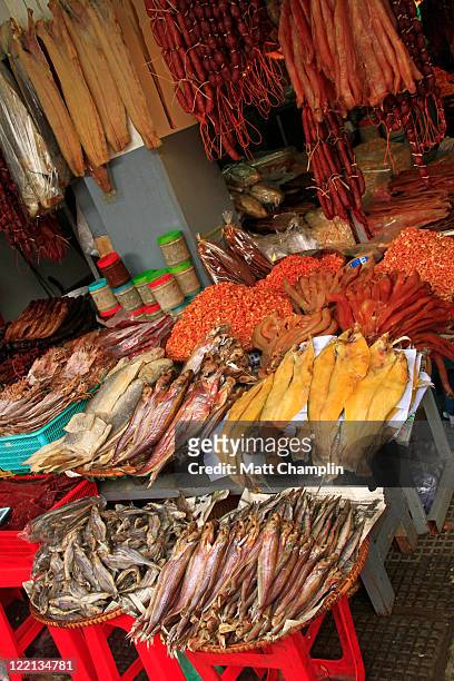 salted fish market in cambodia - matt calamari stock-fotos und bilder