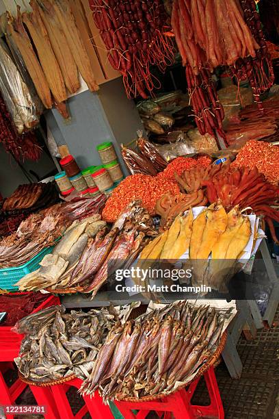 salted fish market in cambodia - matt calamari stockfoto's en -beelden