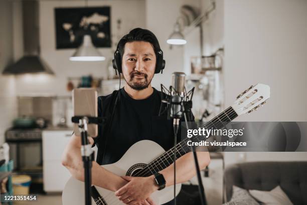 portret van een japanse gitarist thuisstudio - learn guitar stockfoto's en -beelden