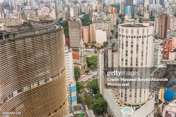 the town and, on the left, the edifício copan (copan building) - copan sao paulo stock pictures, royalty-free photos & images