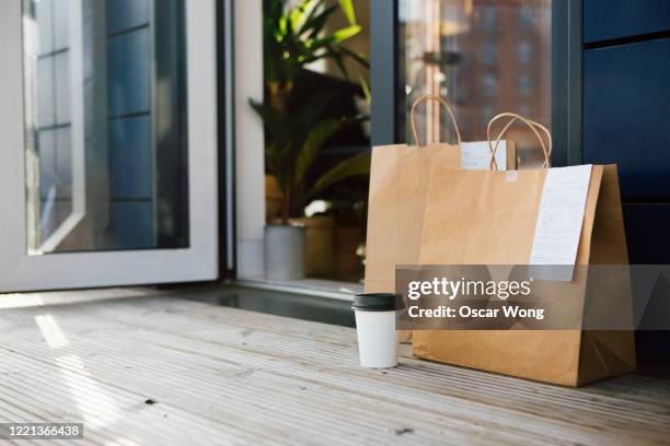 contactless food delivery - meal box stock pictures, royalty-free photos & images