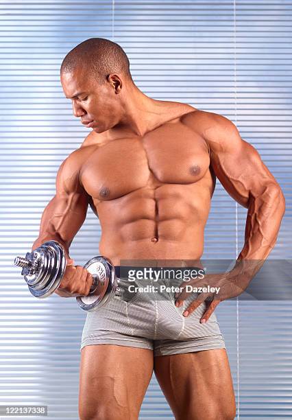 body builder in gymnasium - pectoral muscle stockfoto's en -beelden
