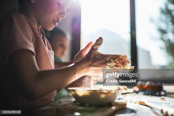 lebensmittelzubereitung zu hause - kids cooking stock-fotos und bilder