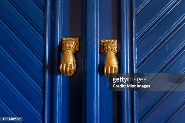 door knockers in the form of hands, algarve, portugal - double door stock-fotos und bilder