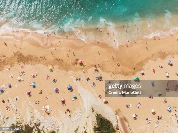 soziale entfernung am strand - sommer 2020 - coronavirus - swim safety stock-fotos und bilder