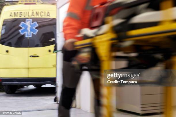 de motiemening van de onscherpte van een ziekenhuisbrancard die bij de noodsituatieafdeling van een hosptial aankomt. - ambulance stockfoto's en -beelden