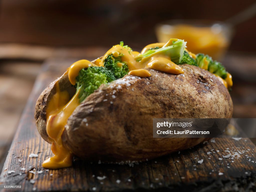 Patatas rellenas de queso y brócoli