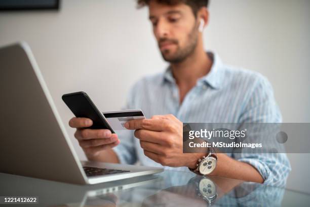 close up of a man paying with credit card. - carta de baralho imagens e fotografias de stock