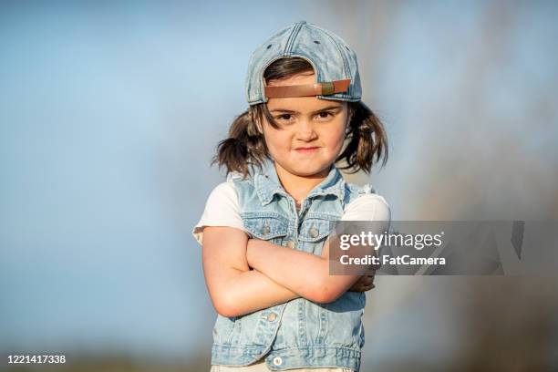 jong meisje buiten - eigenwijs stockfoto's en -beelden