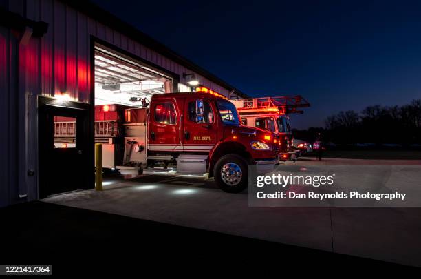 fire engine - feuerwehrauto stock-fotos und bilder