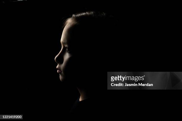 boy face in dark - 少年　横顔 ストックフォトと画像