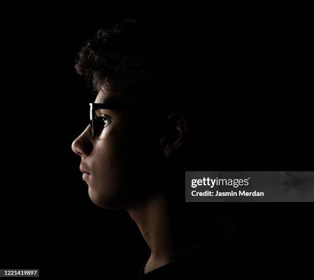 profile view of teenager with glasses - black male profile stockfoto's en -beelden