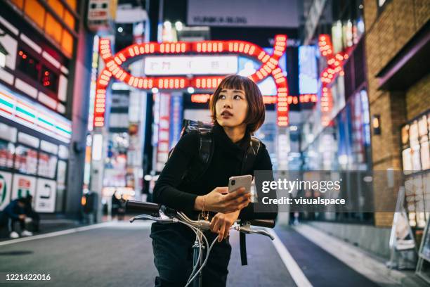 vrouw die als fietskoerier werkt - tokyo street stockfoto's en -beelden