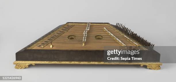 Psaltery or dulcimer, Psaltery, Dulcimer with gilt edges and feet and two gilt rosettes, originating from Prince Willem V. Marked: Da Antonio...