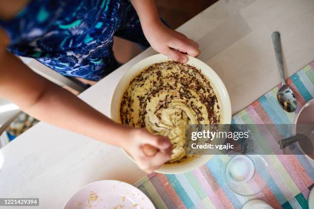 schwestern machen bananenbrot in der küche - banana loaf stock-fotos und bilder