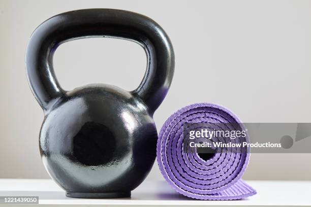 kettle bell and yoga mat - tatame equipamento para exercícios - fotografias e filmes do acervo