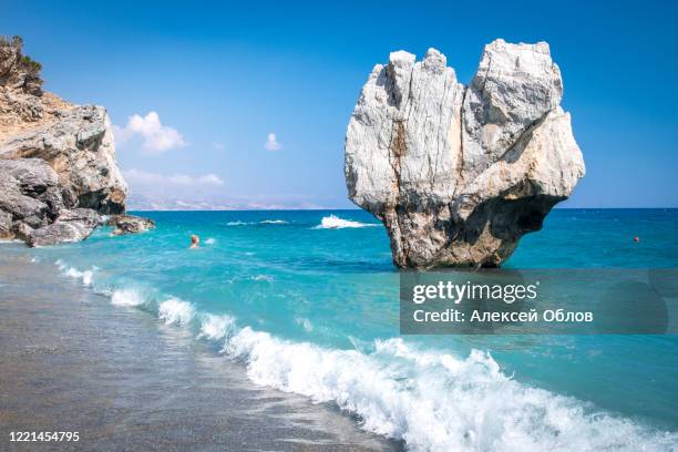 famous vertical rock on preveli beach in crete, greece - crète photos et images de collection