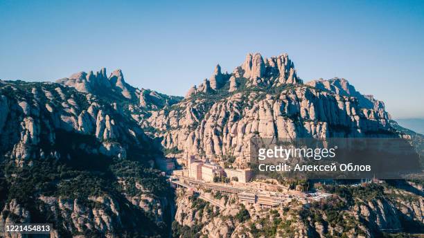 panoramic view of the montserrat gorge. monestir santa maria de montserrat - santa maria de montserrat photos et images de collection