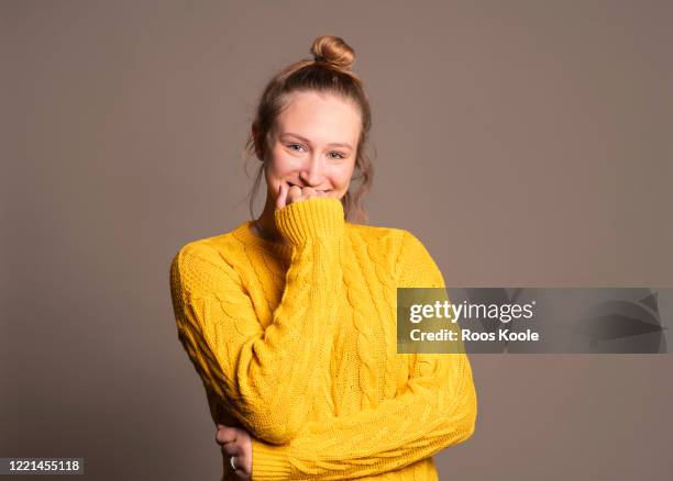 portrait of a young woman - 害羞的 個照片及圖片檔