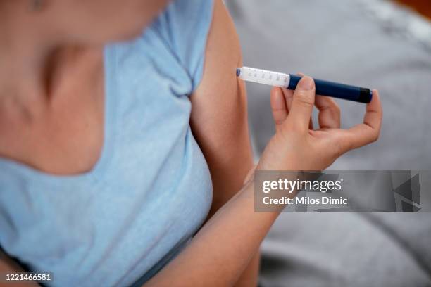 injektion mit insulin-pen-stock-foto - injection stock-fotos und bilder